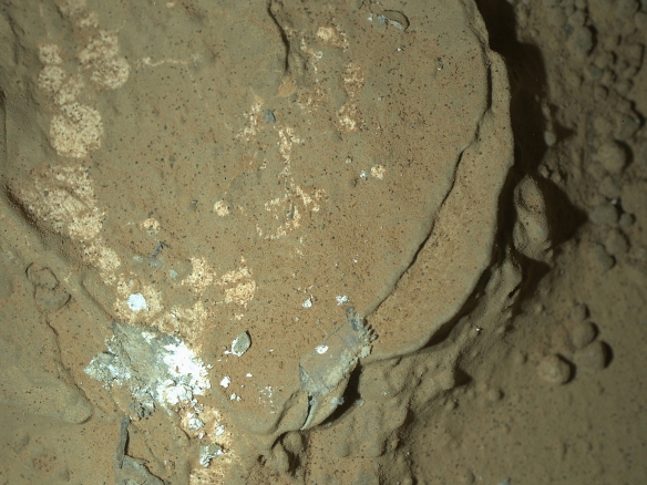 To jedno ze zdjęć pierwszej nocnej sesji fotograficznej, przeprowadzonej przez łazik Curiosity. Obiektem fotografowanym była skała "Sayunei".